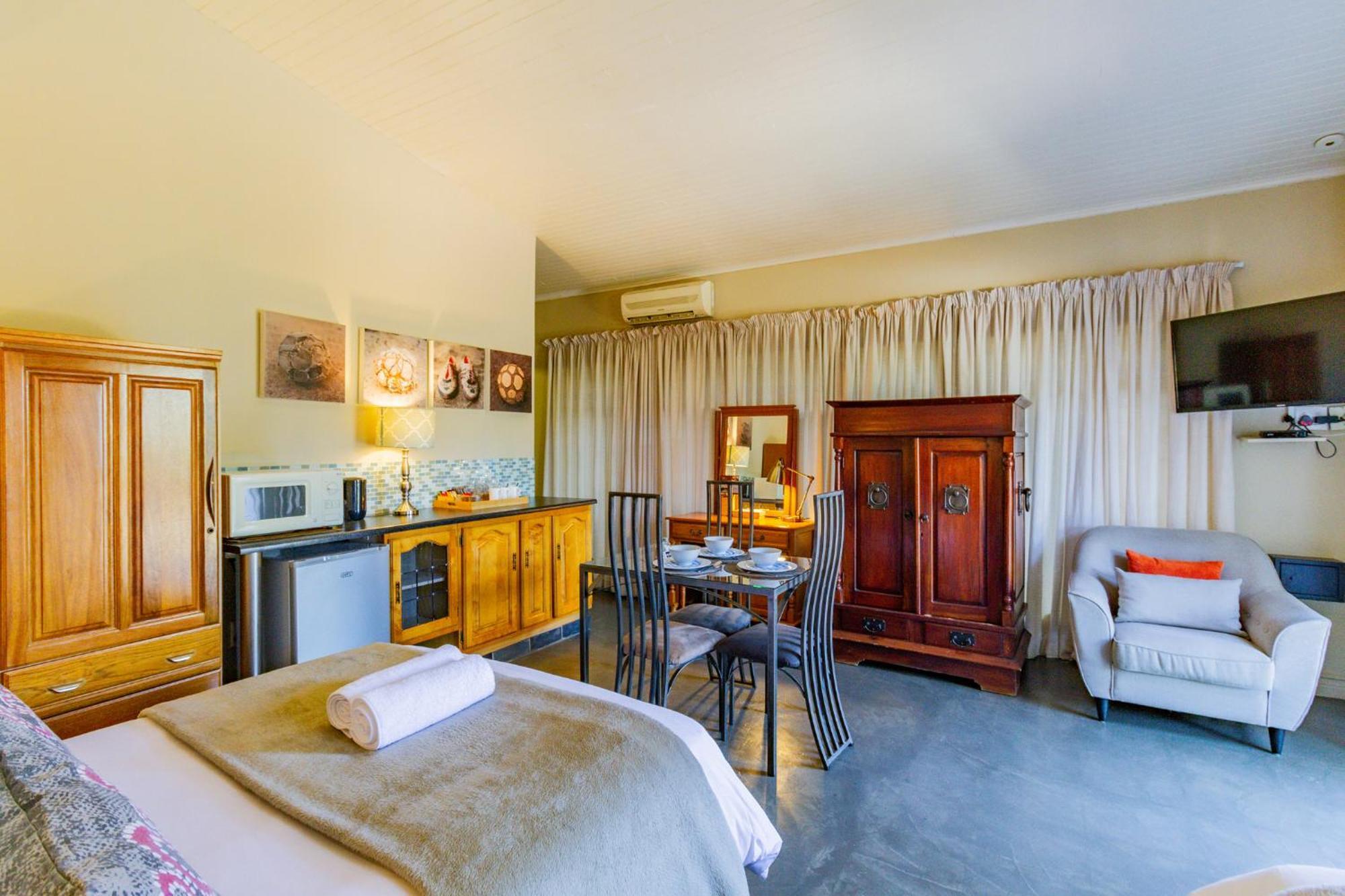 Pumleni Guesthouse ฮาร์ทบีสบูร์ท ภายนอก รูปภาพ