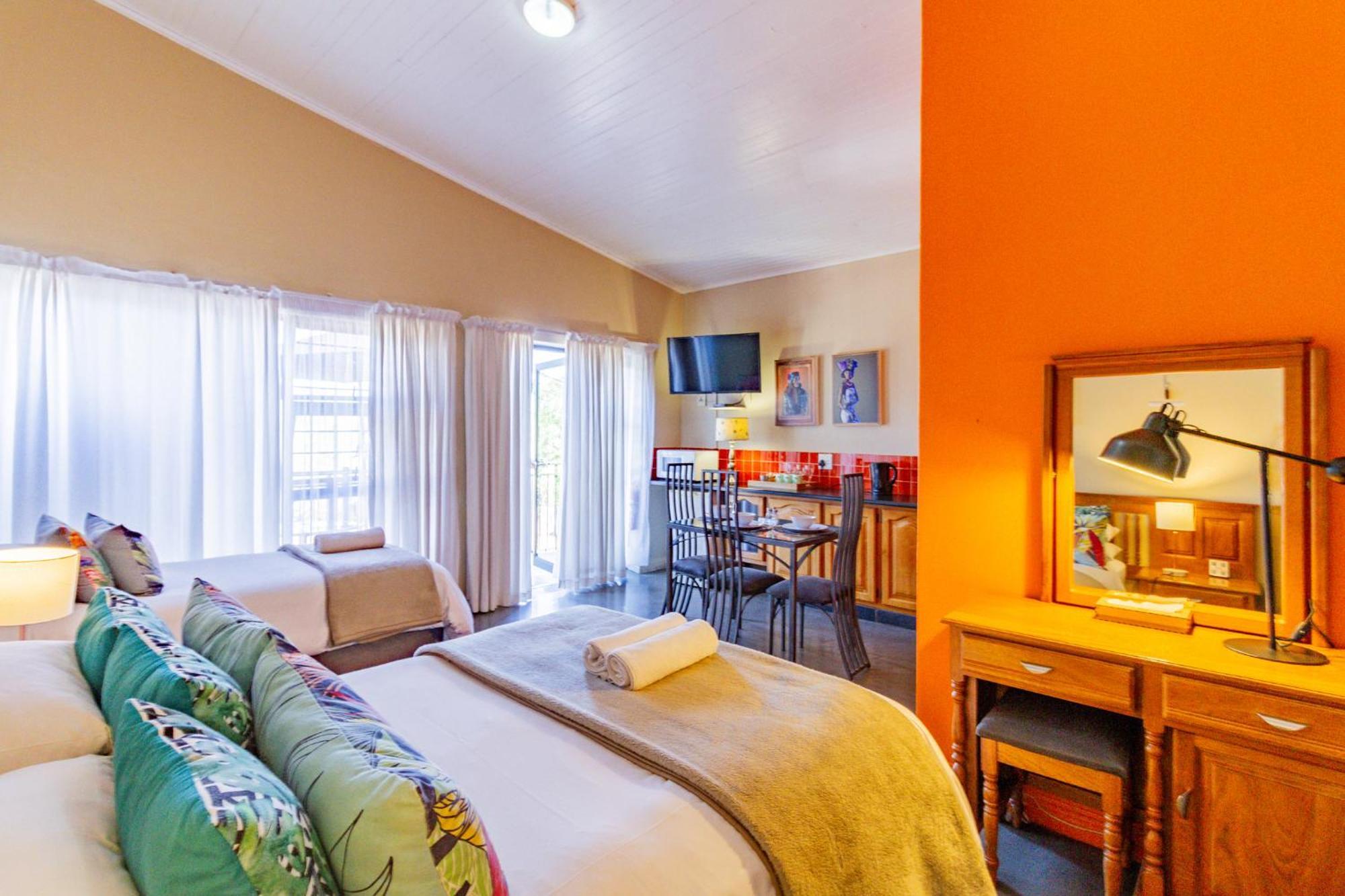 Pumleni Guesthouse ฮาร์ทบีสบูร์ท ภายนอก รูปภาพ
